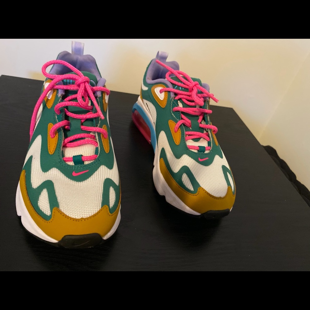 - Nike AirMax 200
